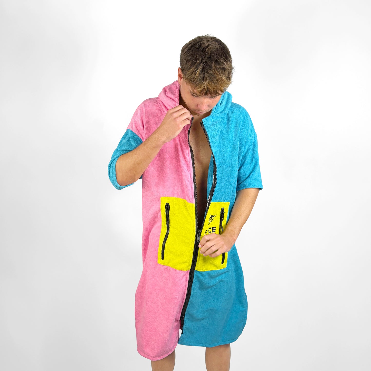 RACE ONE HOODED TOWEL