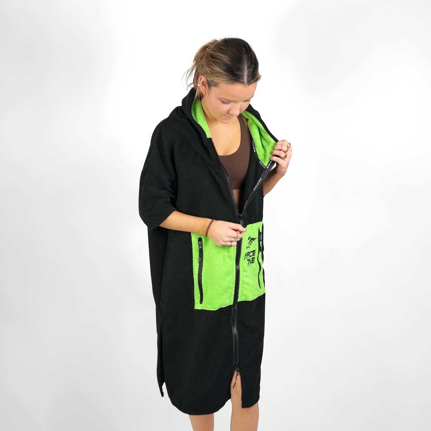 RACE ONE HOODED TOWEL