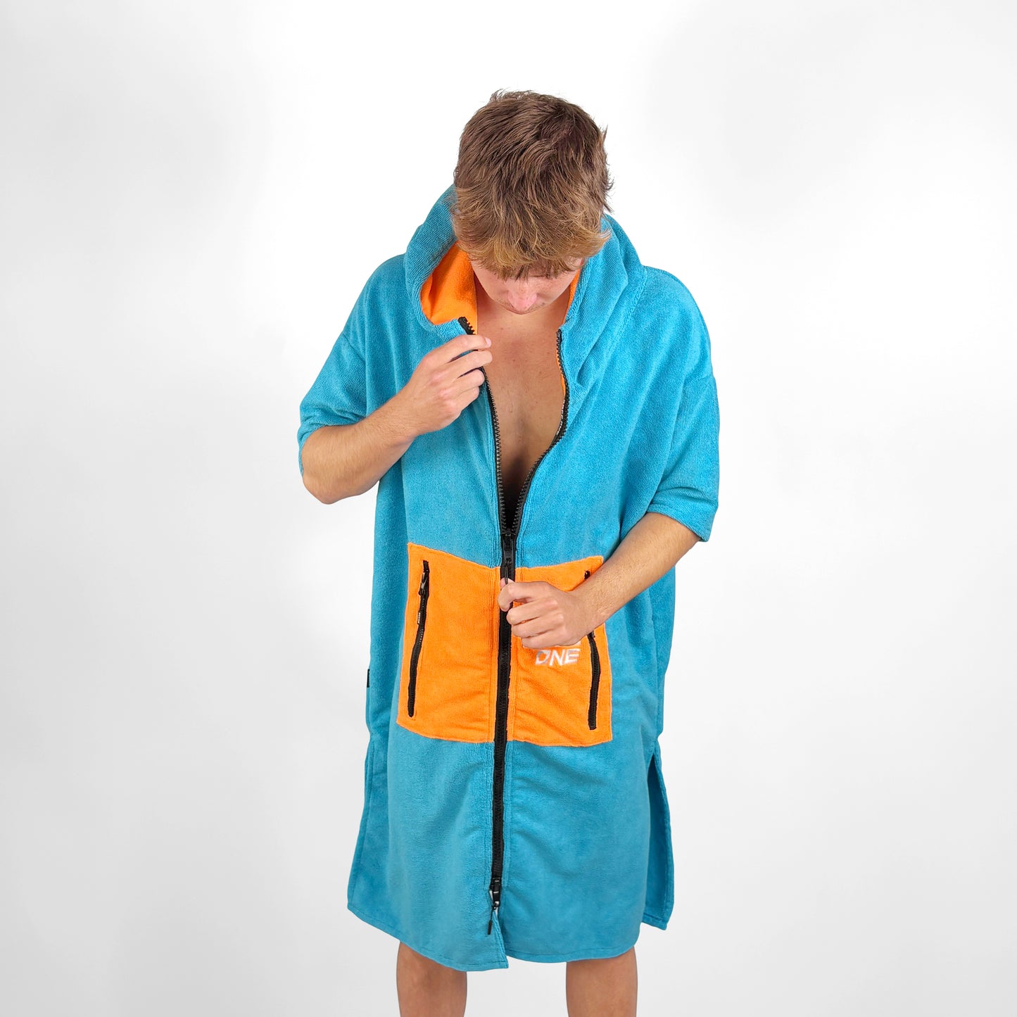 RACE ONE HOODED TOWEL