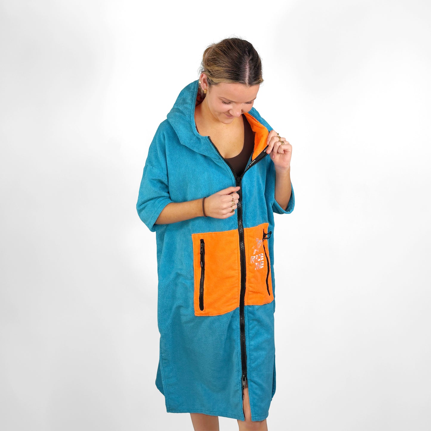 RACE ONE HOODED TOWEL