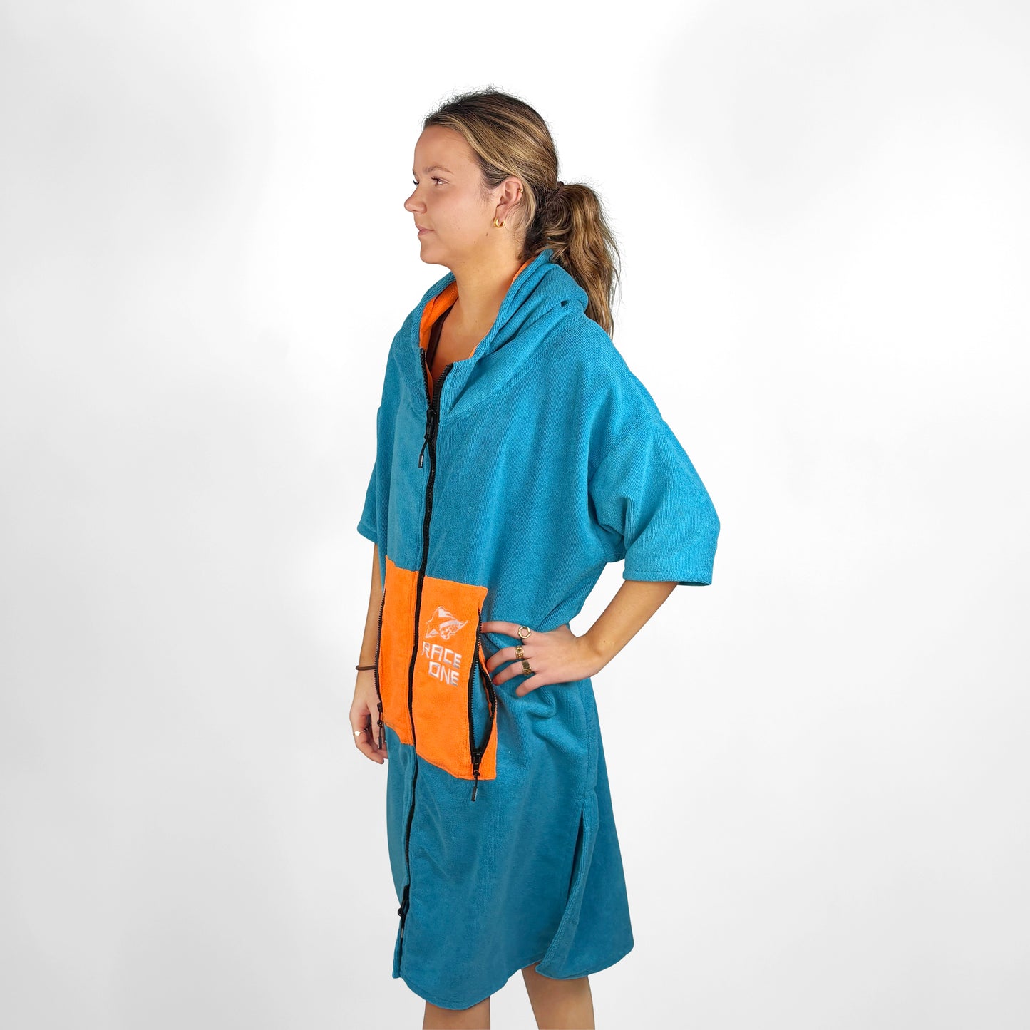 RACE ONE HOODED TOWEL